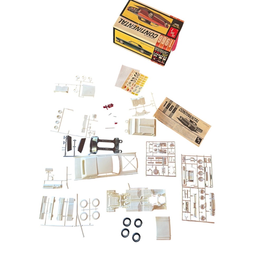 AMT Model Kit 1966 Lincoln Continental 1/25 Scale Gene Winfield Customizing - Picture 4 of 8